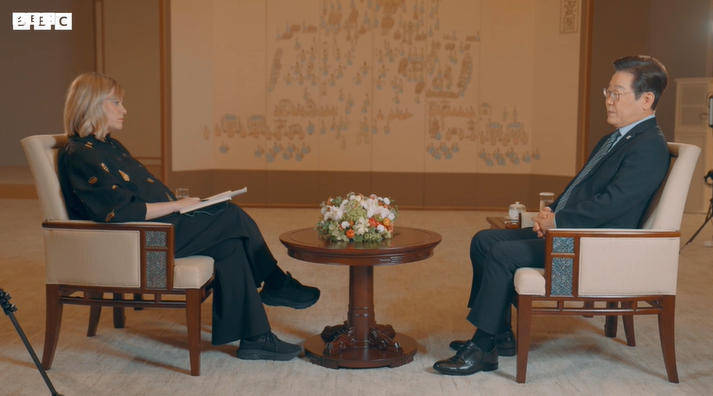 韩国总统李在明声称:看到中俄朝走近<strong></p>
<p>币币交易系统</strong>,我们很难做