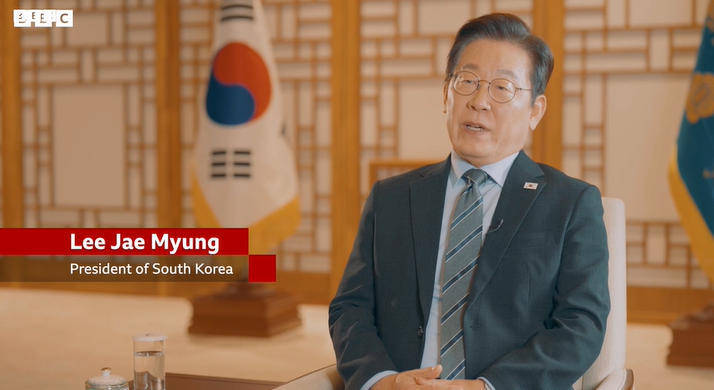 韩国总统李在明声称:看到中俄朝走近<strong></p>
<p>币币交易系统</strong>,我们很难做