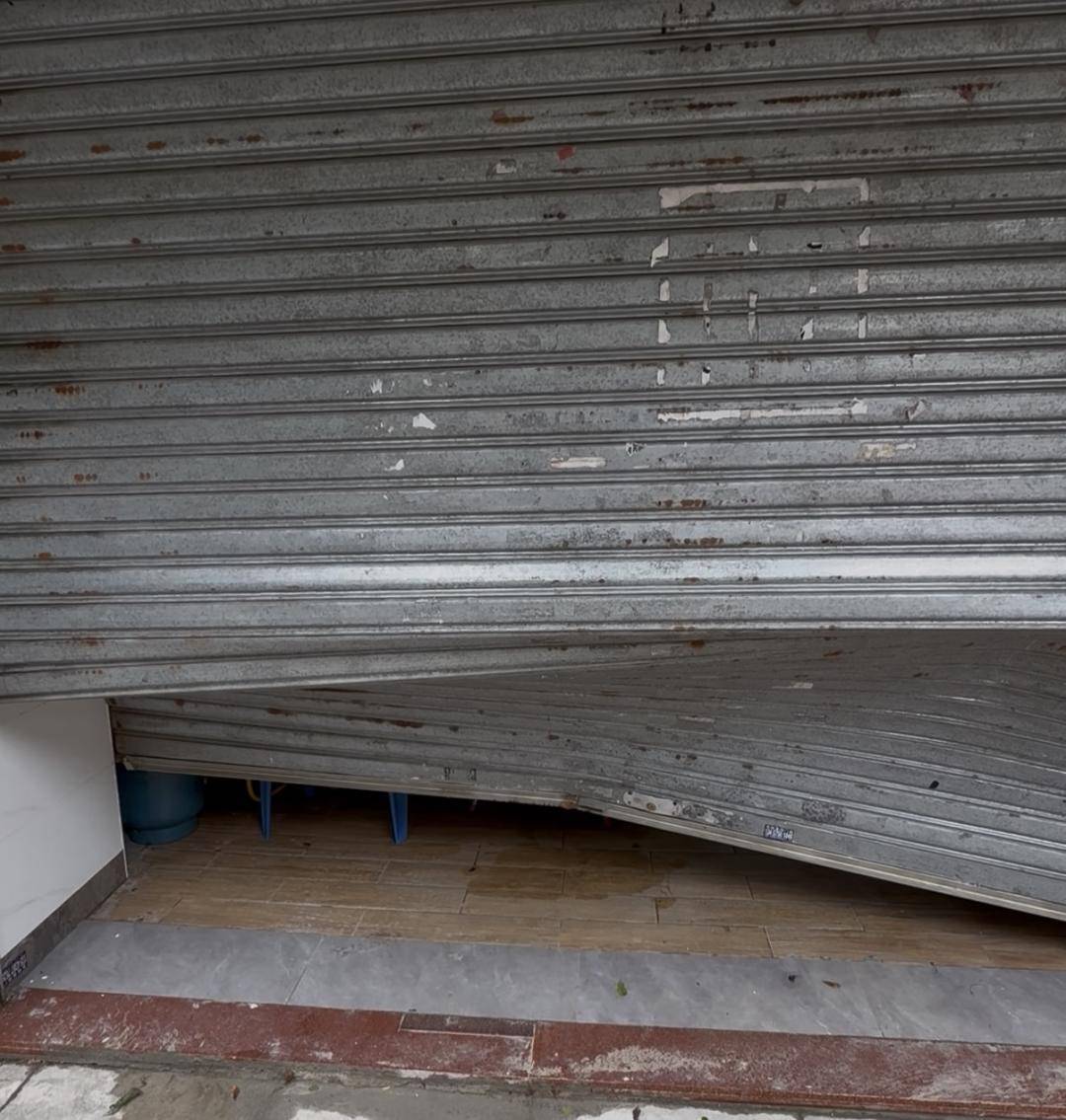 台风天珠海一司机驾越野车造浪冲破多家店玻璃<strong></p>
<p>引力币</strong>，警方：行拘10日！