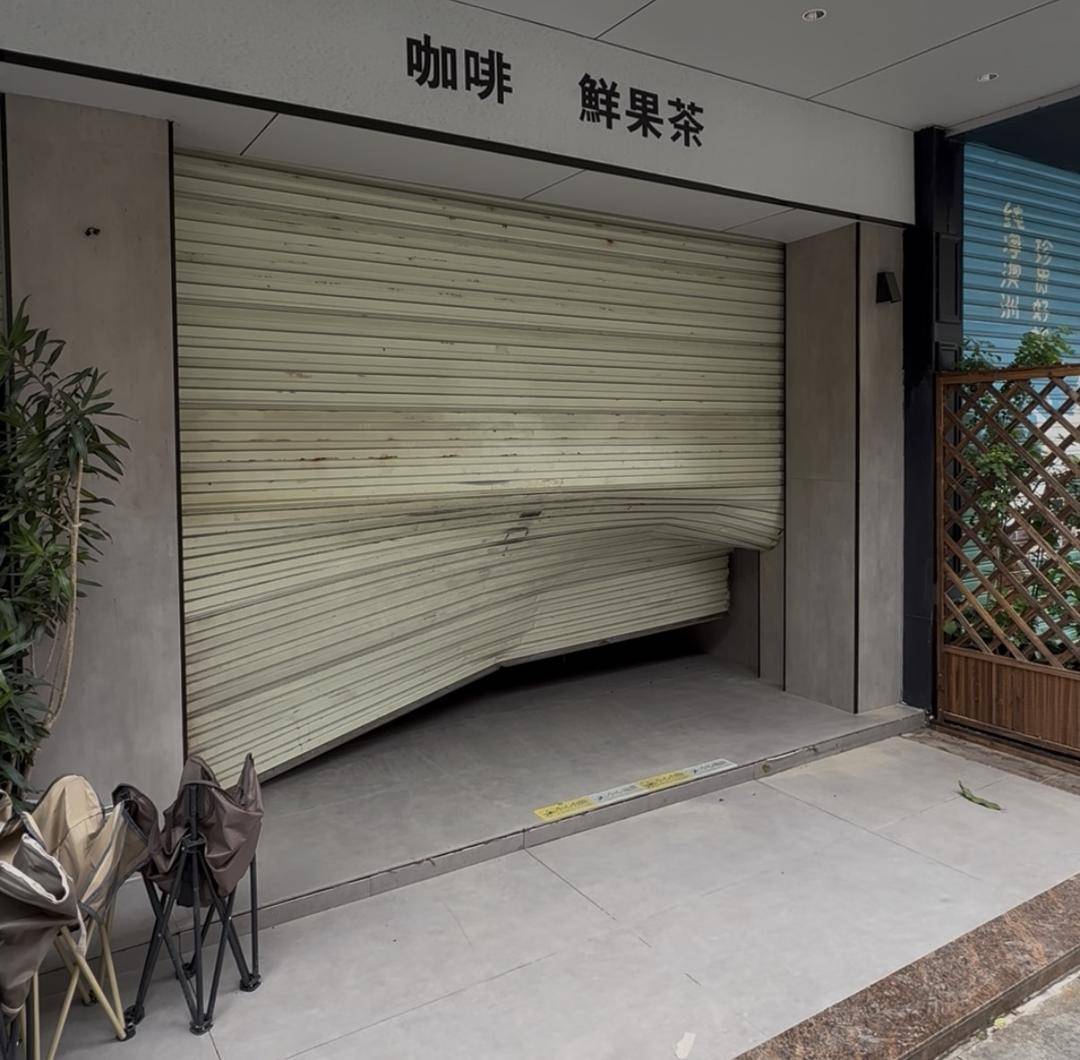 台风天珠海一司机驾越野车造浪冲破多家店玻璃<strong></p>
<p>引力币</strong>，警方：行拘10日！