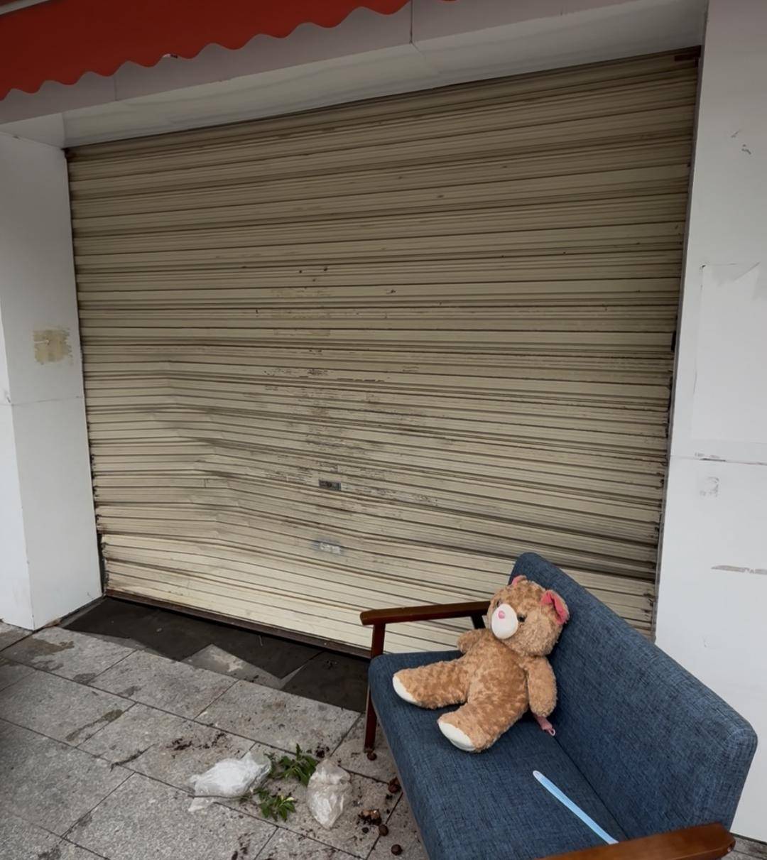 台风天珠海一司机驾越野车造浪冲破多家店玻璃<strong></p>
<p>引力币</strong>，警方：行拘10日！