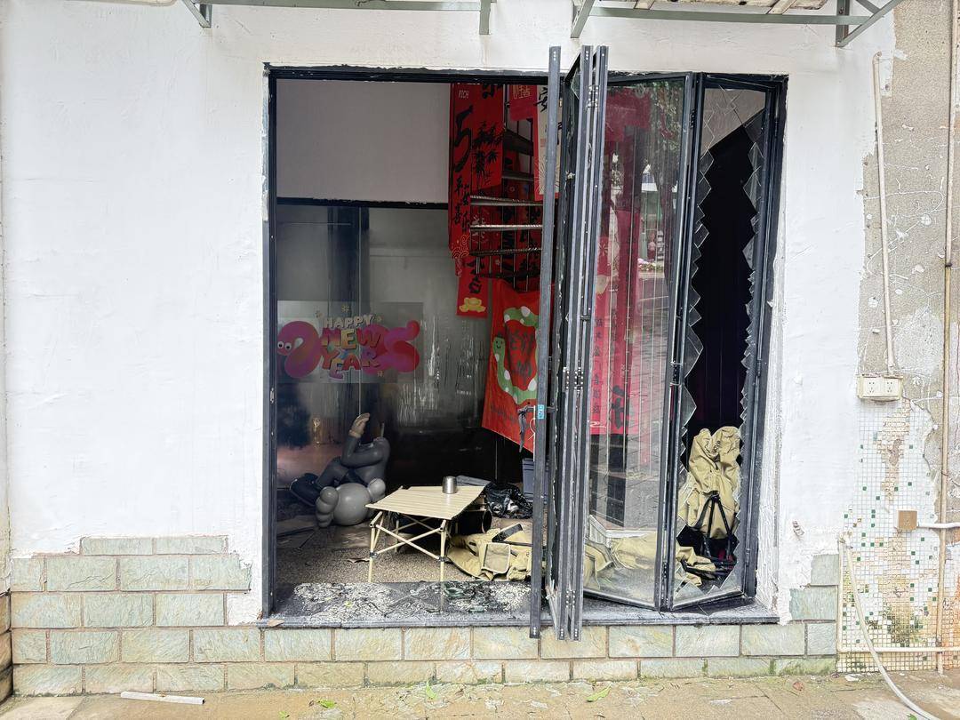 台风天珠海一司机驾越野车造浪冲破多家店玻璃<strong></p>
<p>引力币</strong>，警方：行拘10日！