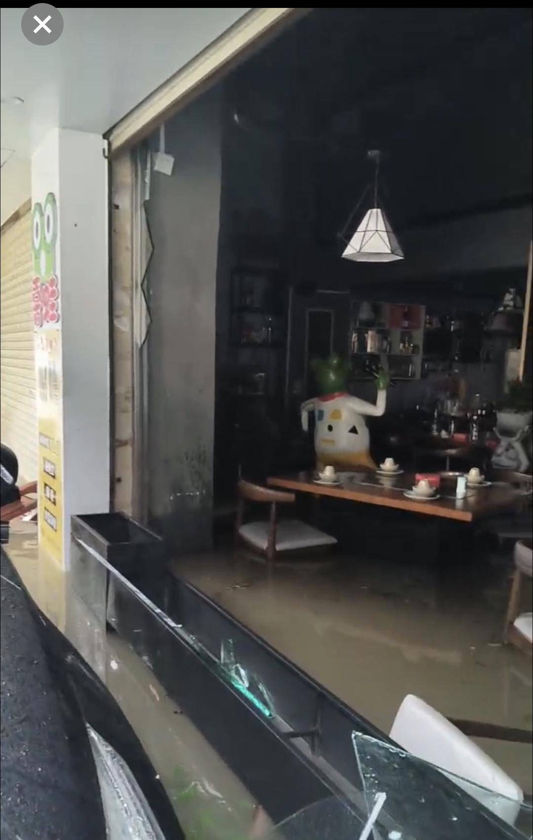 台风天珠海一司机驾越野车造浪冲破多家店玻璃<strong></p>
<p>引力币</strong>，警方：行拘10日！