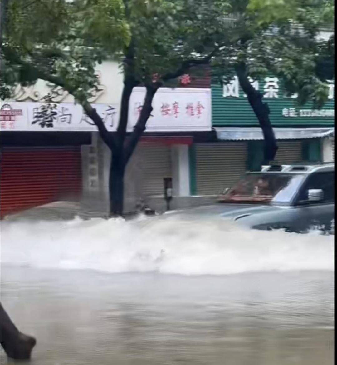 台风天珠海一司机驾越野车造浪冲破多家店玻璃<strong></p>
<p>引力币</strong>，警方：行拘10日！