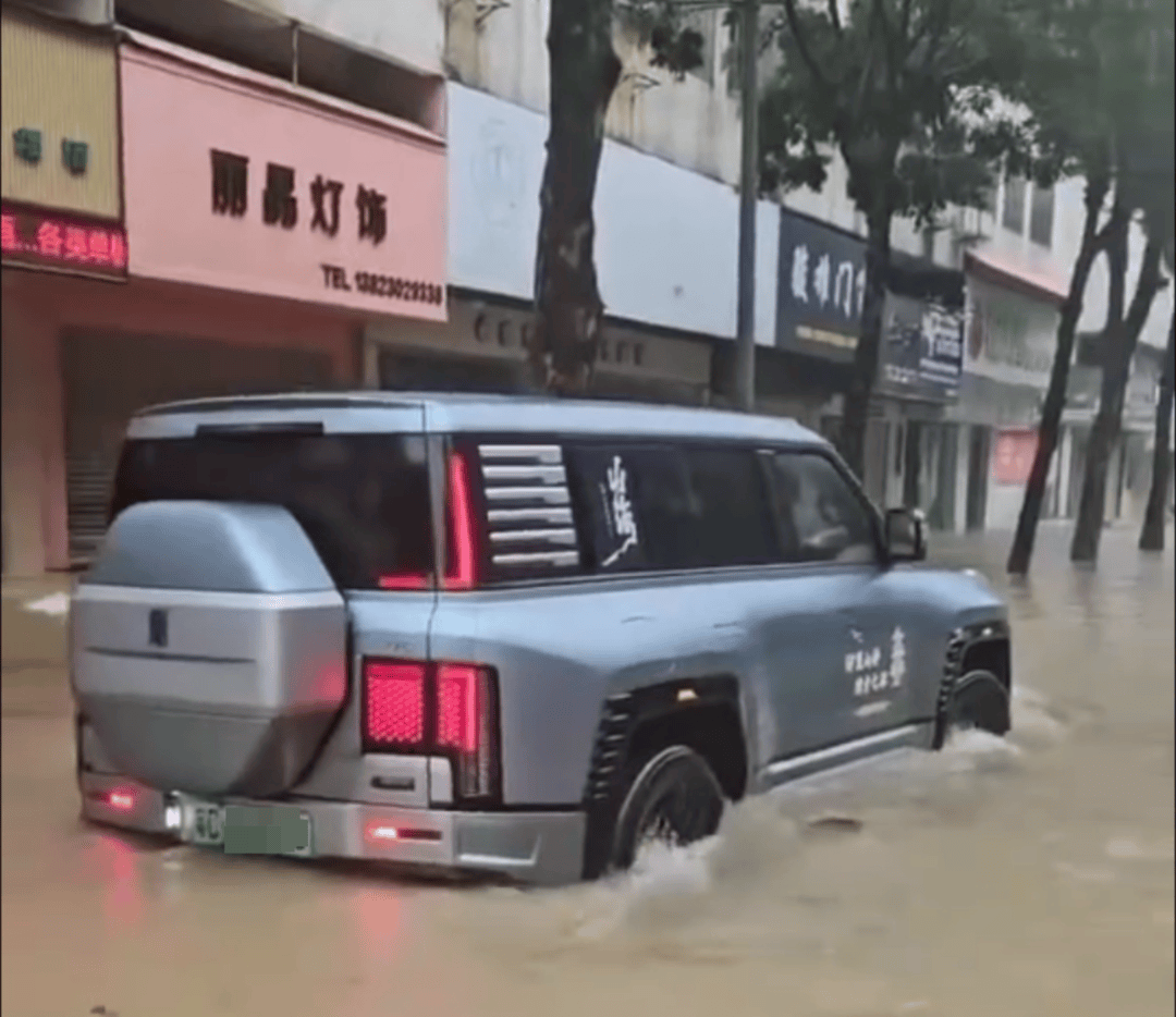 台风天珠海一司机驾越野车造浪冲破多家店玻璃<strong></p>
<p>引力币</strong>，警方：行拘10日！