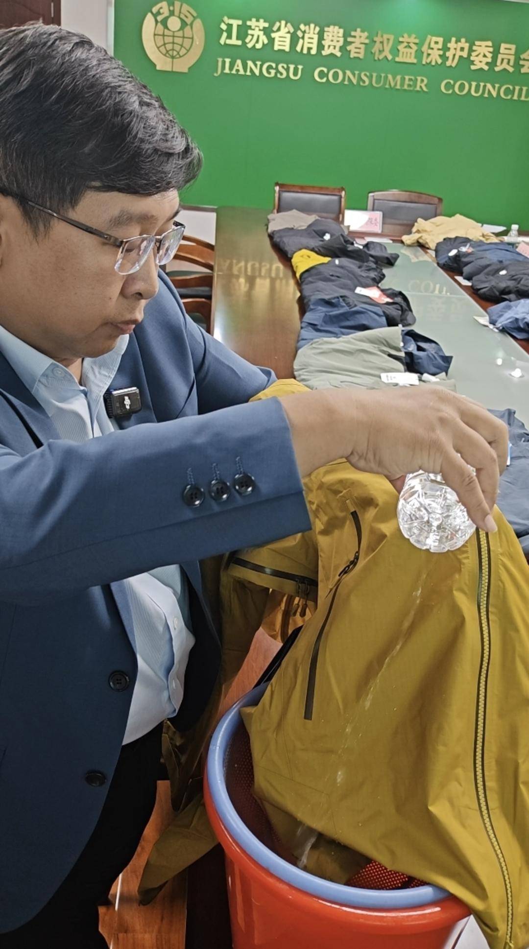 注意!冲锋衣40款里3款“不防水”<strong></p>
<p>引力币</strong>,教你一招在家也能测