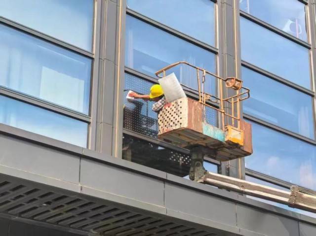 北京一座大厦楼下躺了14只鸟<strong></p>
<p>cbb炒币吧</strong>，12只已死亡！元凶竟是玻璃