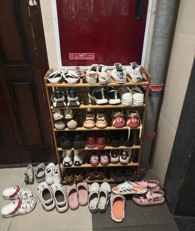 物业“不让门口放鞋子”<strong></p>
<p>cbb炒币吧</strong>，门口放鞋柜违法吗？