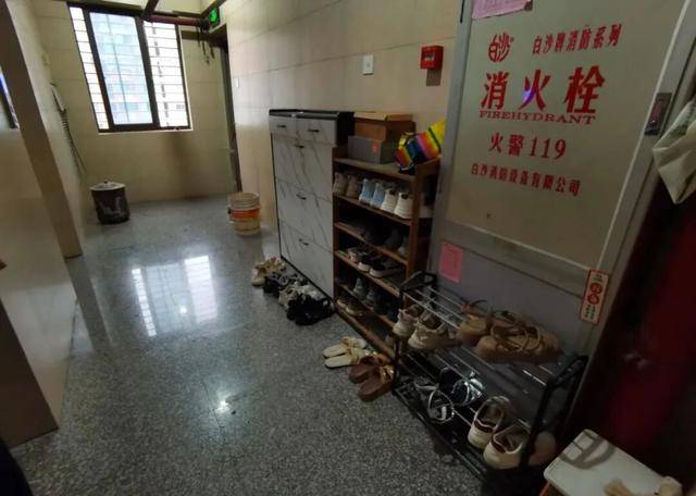 物业“不让门口放鞋子”<strong></p>
<p>cbb炒币吧</strong>，门口放鞋柜违法吗？