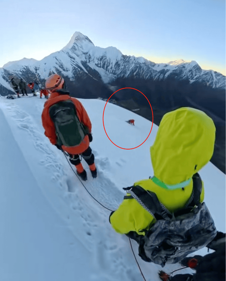 海拔5588米雪山上男子滑坠遇难 亲人:<strong></p>
<p>cbb炒币吧</strong>他解开安全绳给同行游客拍照被冰爪绊倒