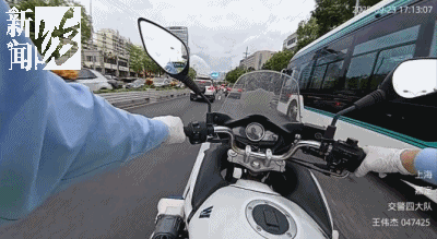 事发上海晚高峰!汹涌车流中<strong></p>
<p>永旺币</strong>,一男子绝望跳车,直奔民警而去……