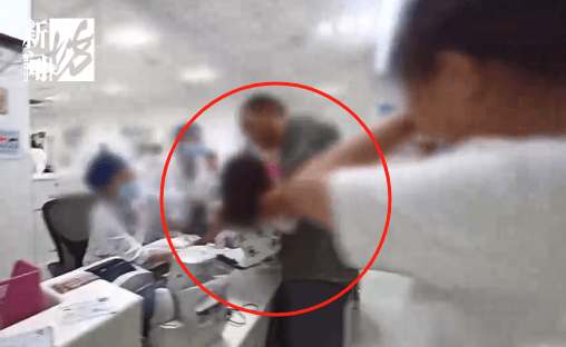 事发上海晚高峰!汹涌车流中<strong></p>
<p>永旺币</strong>,一男子绝望跳车,直奔民警而去……