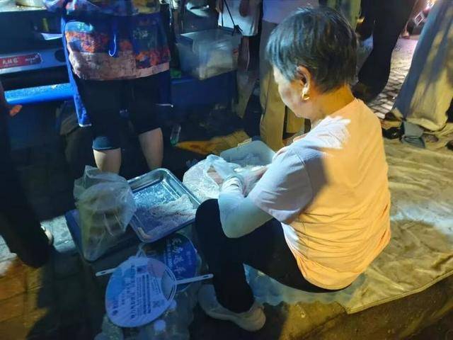 被流量砸中的“鸡排哥”:炸到中暑<strong></p>
<p>永旺币</strong>,每天睡三四个小时,怕辜负顾客不舍得休息