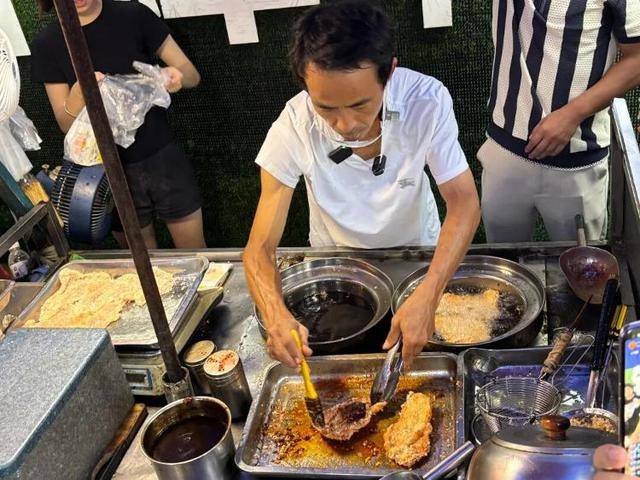 被流量砸中的“鸡排哥”:炸到中暑<strong></p>
<p>永旺币</strong>,每天睡三四个小时,怕辜负顾客不舍得休息