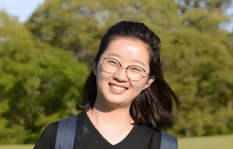 章莹颖男友国庆探望章父并协助直播<strong></p>
<p>麦奇币行情</strong>,网友劝其早点结婚,本人回应