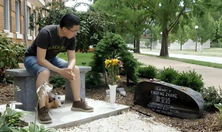 章莹颖男友国庆探望章父并协助直播<strong></p>
<p>麦奇币行情</strong>,网友劝其早点结婚,本人回应