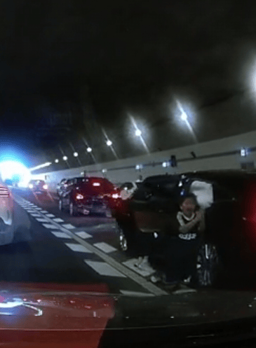 广州一男孩跪地拦车救母感动全网<strong></p>
<p>gxs币交易</strong>,妈妈回应:哭着看完视频,“没有想到孩子这么爱我”