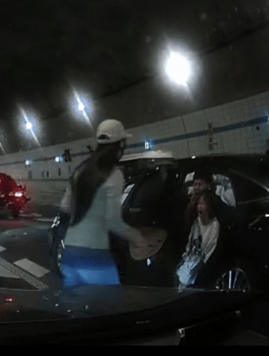 广州一男孩跪地拦车救母感动全网<strong></p>
<p>gxs币交易</strong>,妈妈回应:哭着看完视频,“没有想到孩子这么爱我”