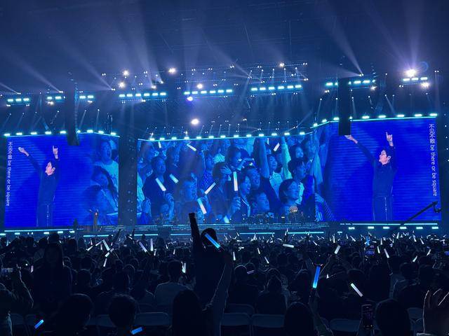 孙楠演唱会超燃舞台<strong></p>
<p>gxs币交易</strong>！郑州万人合唱《红旗飘飘》