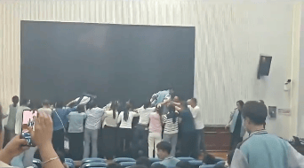 家长跪地被学生轮流踩踏<strong></p>
<p>炒币培训</strong>,校方凌晨道歉