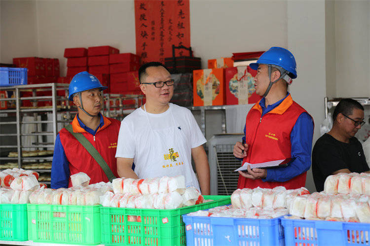 阖家团圆时<strong></p>
<p>炒币培训</strong>,他们守护蓉城灯火