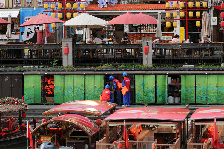 阖家团圆时<strong></p>
<p>炒币培训</strong>,他们守护蓉城灯火