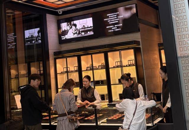 金价创历史新高!北京黄金消费“量价齐飞”<strong></p>
<p>炒币培训</strong>,年轻人买金饰当“理财”,买涨不买跌成共识|华夏双节观察