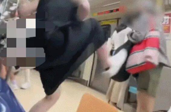 73岁老太地铁逼年轻人让座<strong></p>
<p>炒币培训</strong>,被一脚踹飞!次日在超市闹事被捕,一查竟是通缉犯!