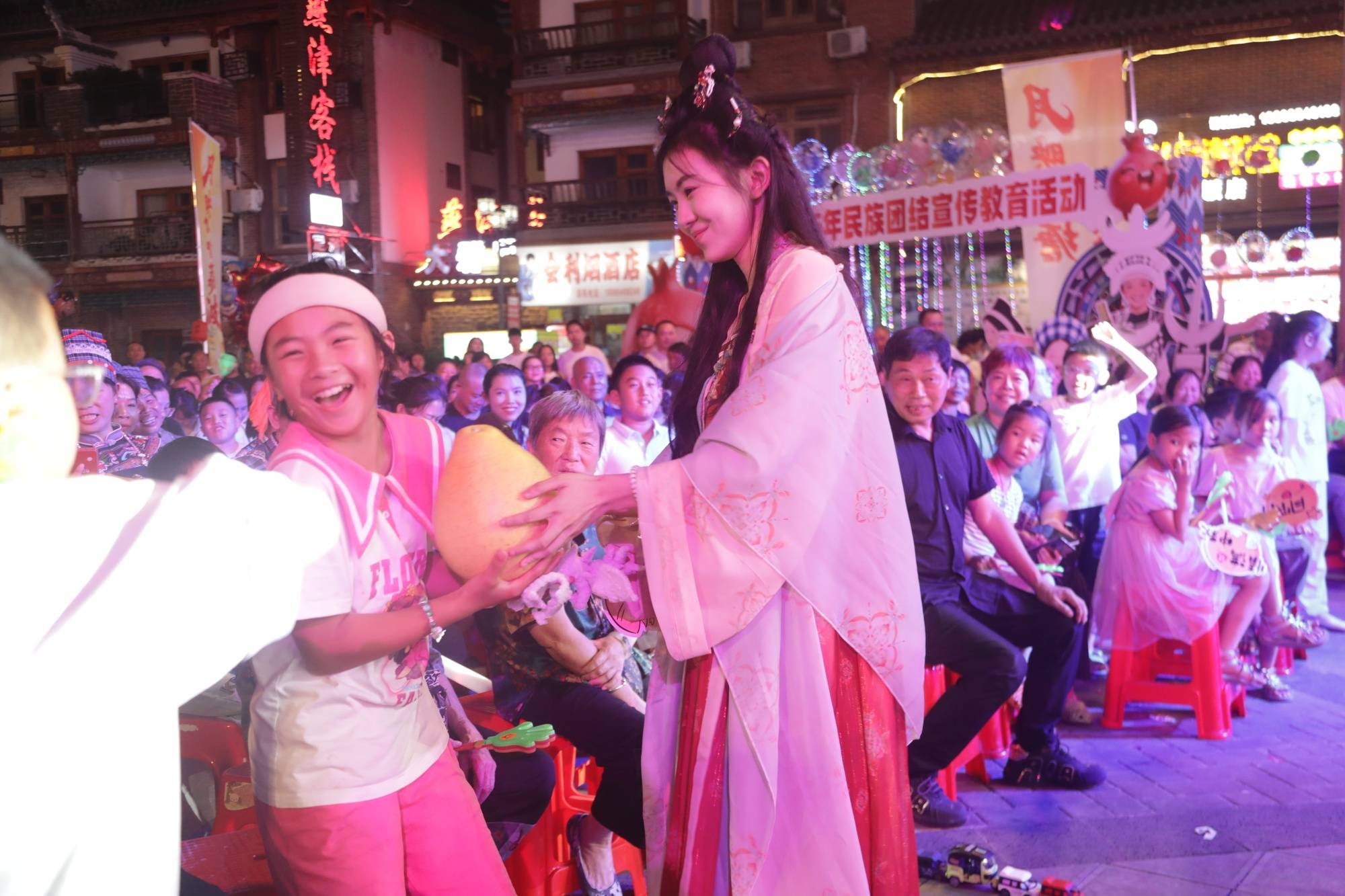 月映火塘 悦唱荔波<strong></p>
<p>炒币培训</strong>!这场中秋音乐晚会点燃团圆夜