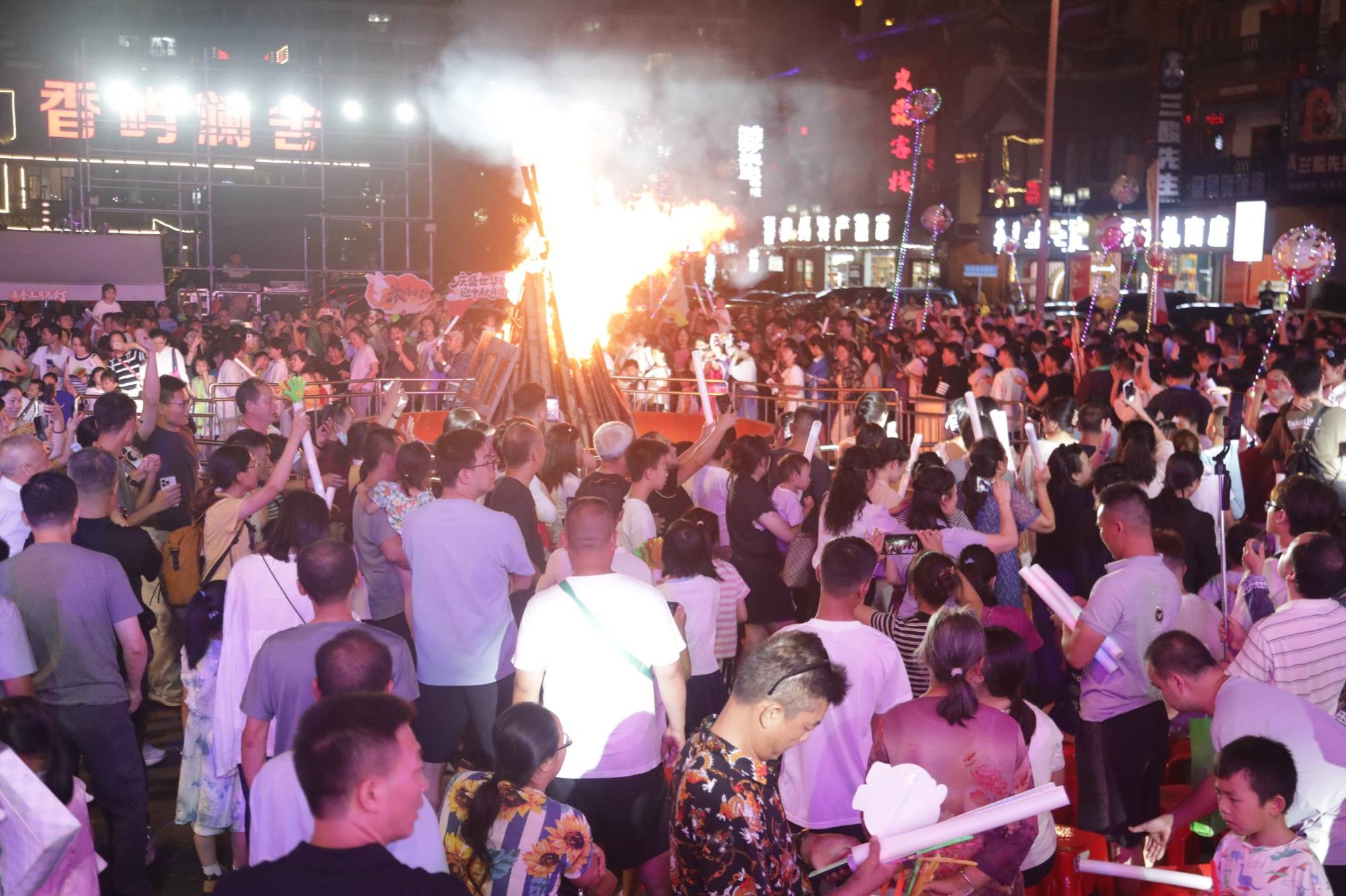 月映火塘 悦唱荔波<strong></p>
<p>炒币培训</strong>!这场中秋音乐晚会点燃团圆夜