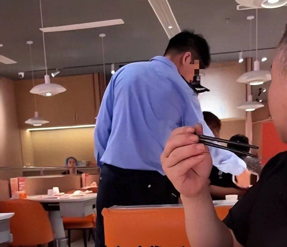 小伙和女友餐厅吃饭<strong></p>
<p>龙渊币</strong>,被民警赶来戴铐带走;警方回应:其女友与一离家女孩“撞脸”,错抓已道歉