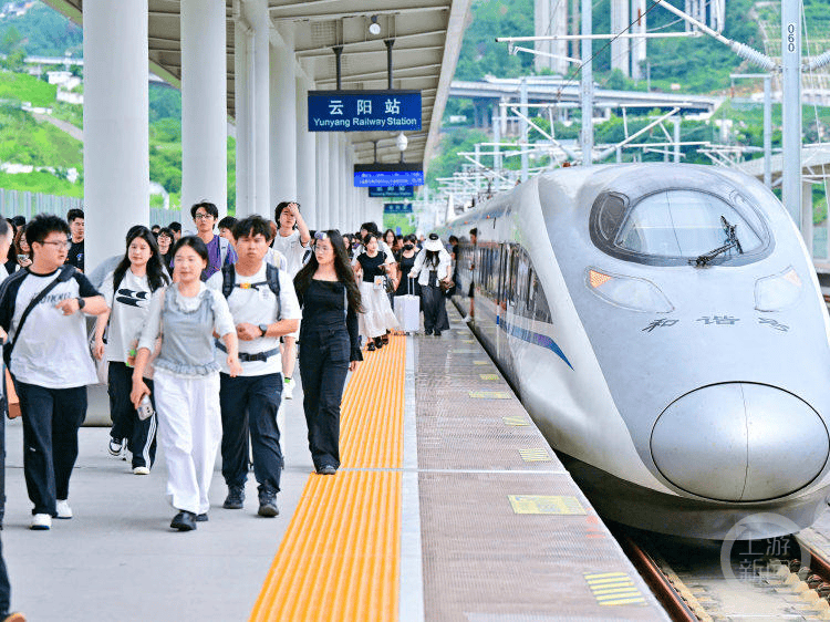 “渝超”热度持续攀升 万州北、黔江等站加开夜间“红眼动车”