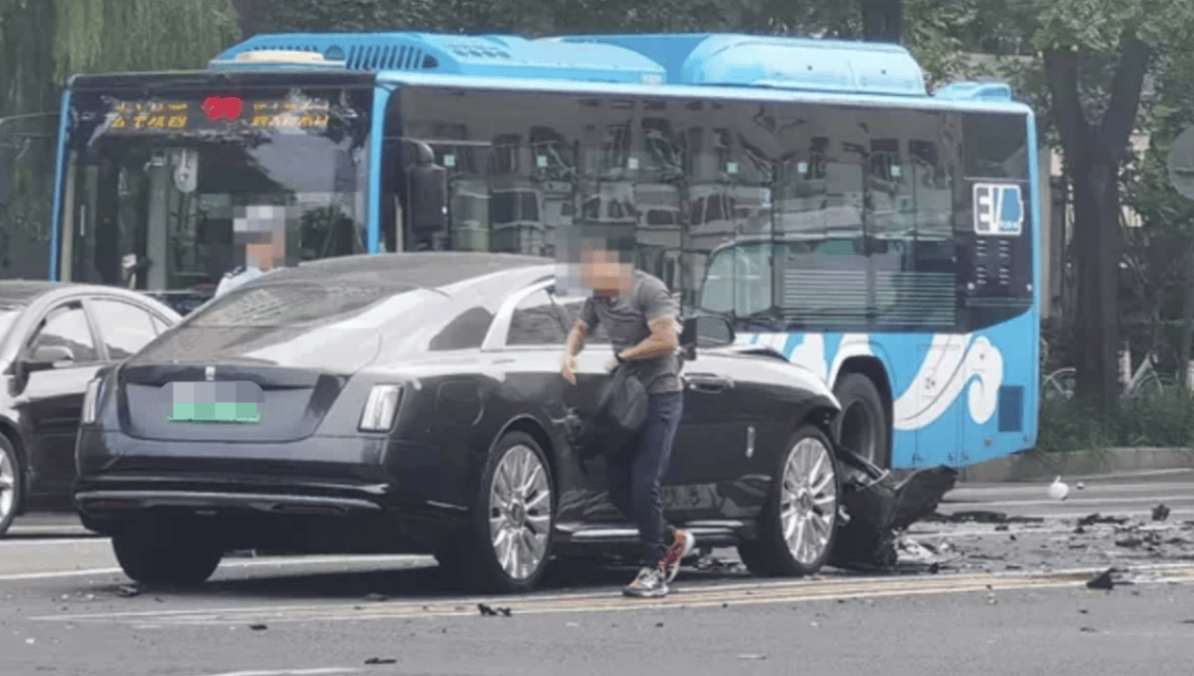 “劳斯莱斯逆行车祸”事件白车家属发声：“丈夫多处骨折！往后日子不知道怎么过”<strong></p>
<p>龙渊币</strong>，陈震深夜再道歉，并回应“我方律师会全力配合”