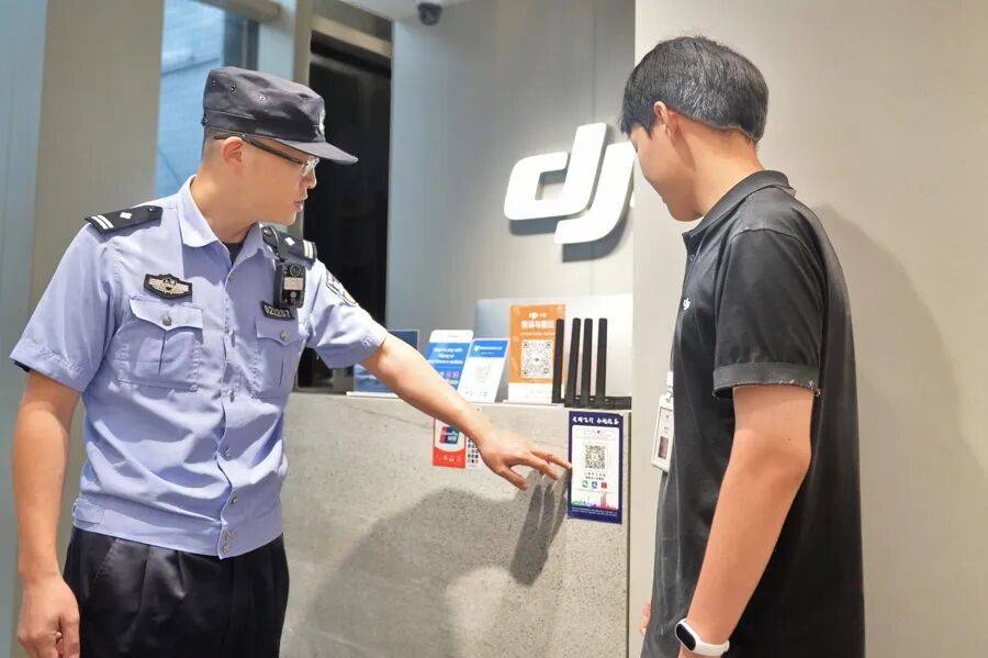 突然群发<strong></p>
<p>币圈老沈</strong>！大批上海市民收到警方短信！全市爆火网红已被锁定...有爸爸因孩子违规被罚款