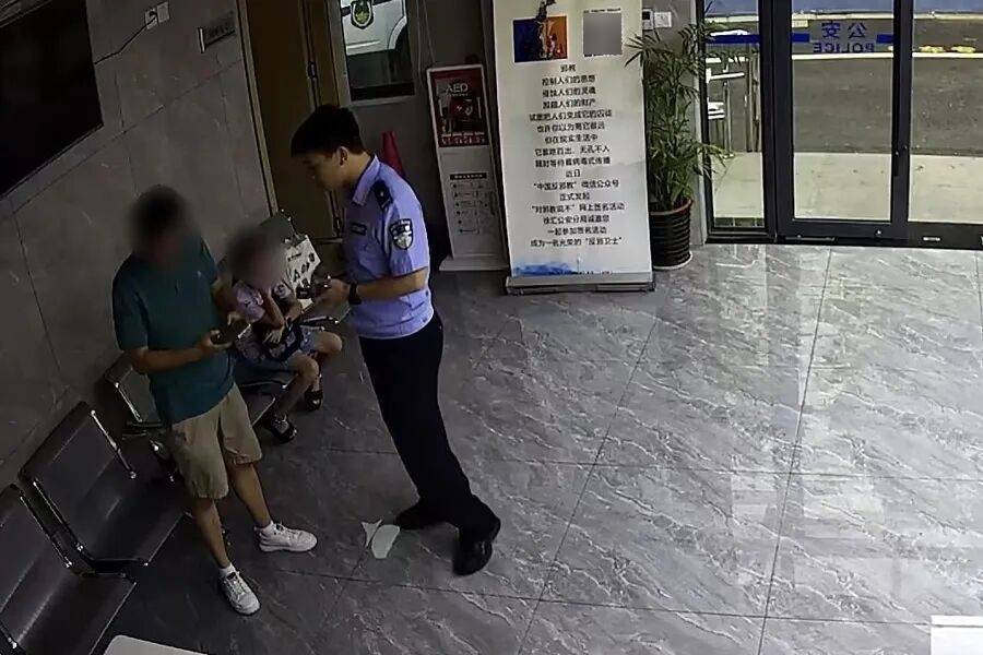 突然群发<strong></p>
<p>币圈老沈</strong>！大批上海市民收到警方短信！全市爆火网红已被锁定...有爸爸因孩子违规被罚款