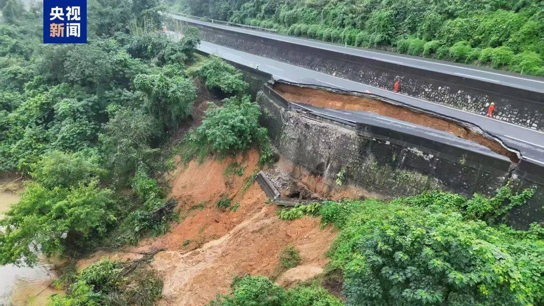 广西百色一高速公路开裂下沉！裂缝长约30米<strong></p>
<p>币圈老沈</strong>，塌陷处最深超2米