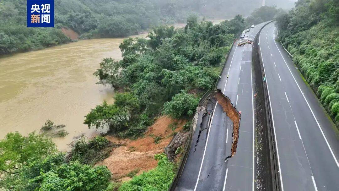 广西百色一高速公路开裂下沉！裂缝长约30米<strong></p>
<p>币圈老沈</strong>，塌陷处最深超2米