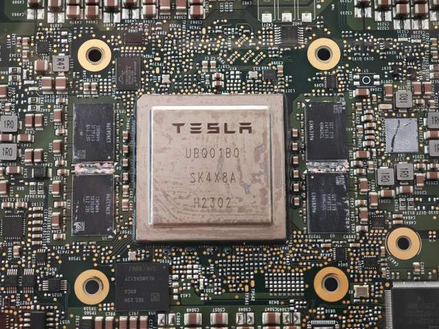 将特斯拉砍成“铁皮房”的<strong></p>
<p>币圈搬砖套利</strong>，是马斯克新的万亿对赌协议