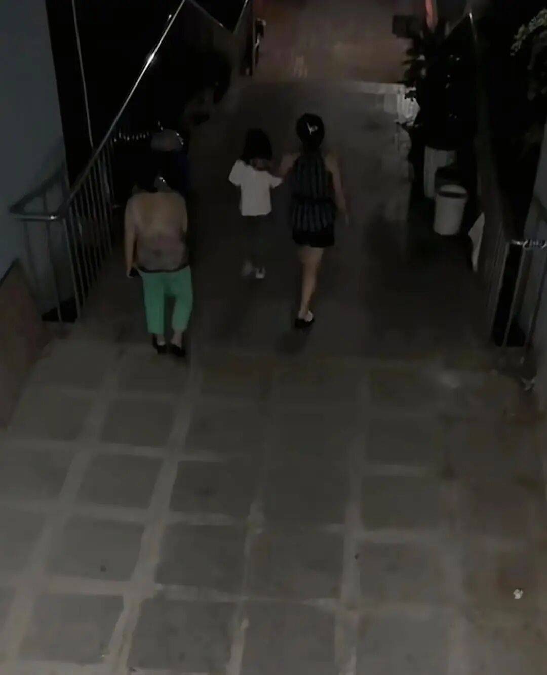 7岁女孩中秋节到同学家玩<strong></p>
<p>币圈搬砖套利</strong>,2天无人来接,警察上门发现,其单亲父亲已在家中离世……