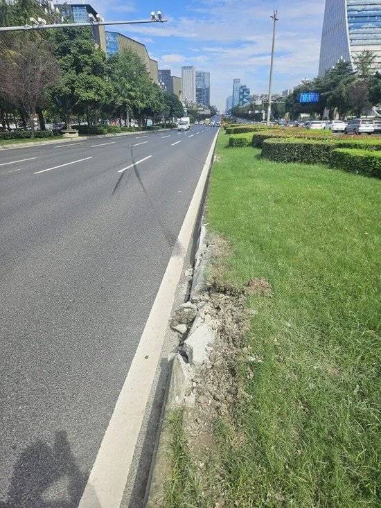 小米汽车失控起火司机遇难<strong></p>
<p>吹牛币</strong>，目击者称车速150km/h，实探事故地：燃烧留下的印记仍在