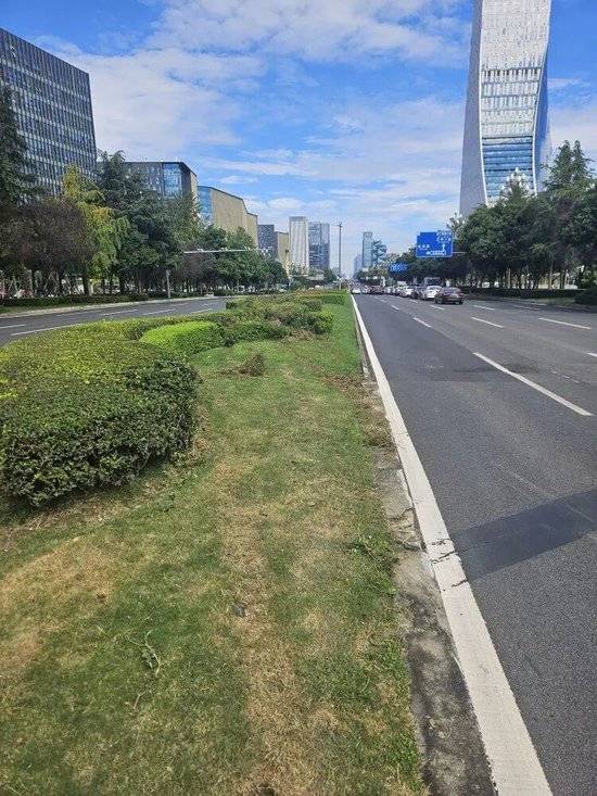 小米汽车失控起火司机遇难<strong></p>
<p>吹牛币</strong>，目击者称车速150km/h，实探事故地：燃烧留下的印记仍在