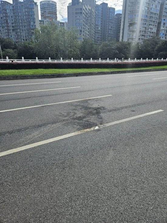 小米汽车失控起火司机遇难<strong></p>
<p>吹牛币</strong>，目击者称车速150km/h，实探事故地：燃烧留下的印记仍在