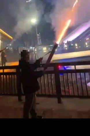 10岁男孩被烟花击中头部身亡<strong></p>
<p>吹牛币</strong>，14岁嫌疑人被告上法庭，最新进展→