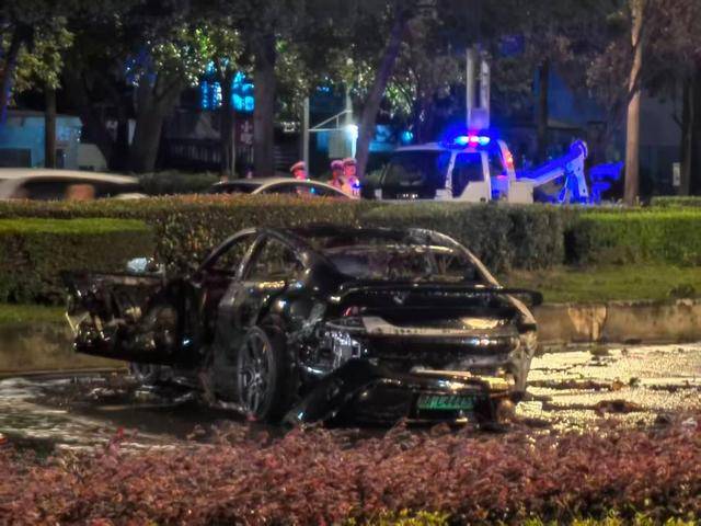 小米SU7碰撞起火路人救援打不开车门 驾驶员已遇难