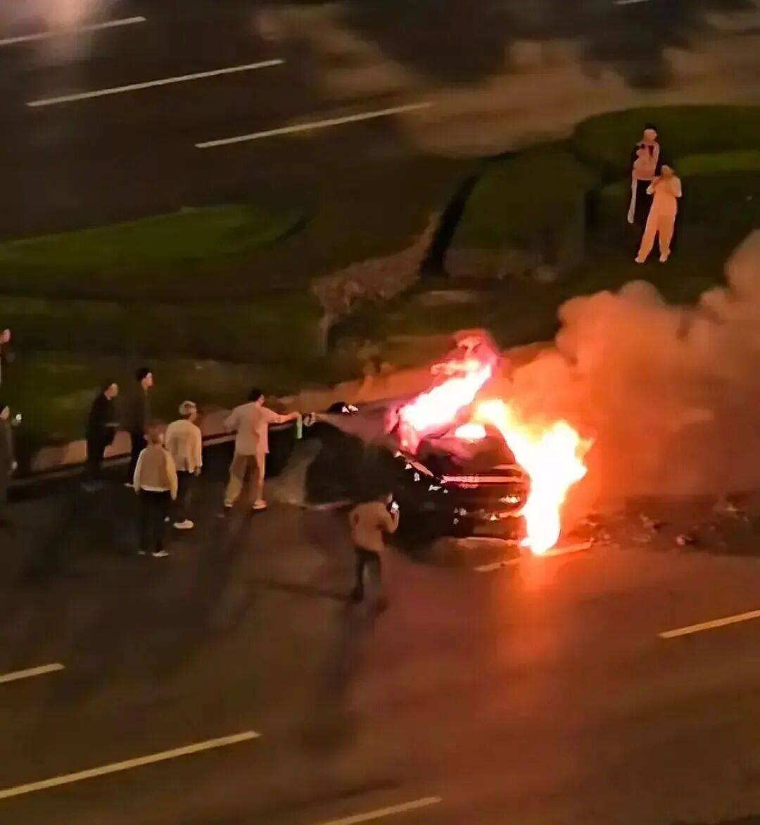 一辆SU7碰撞后爆燃<strong></p>
<p>吹牛币</strong>，多人救援未果！小米股价重挫近8%！