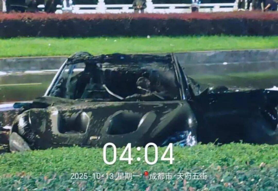 一辆SU7碰撞后爆燃<strong></p>
<p>吹牛币</strong>，多人救援未果！小米股价重挫近8%！