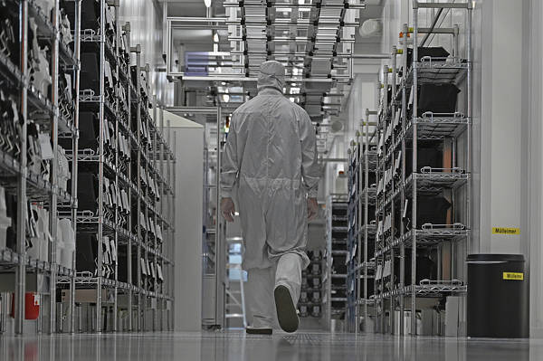 “强制”接管中资芯片企业<strong></p>
<p>手机炒币</strong>,荷兰急辩:不是美国让干的,纯属巧合