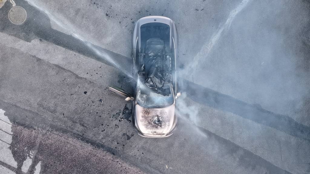 一辆蔚来牌轿车在大理一景区外起火<strong></p>
<p>手机炒币</strong>，一家四口撤离及时无伤亡