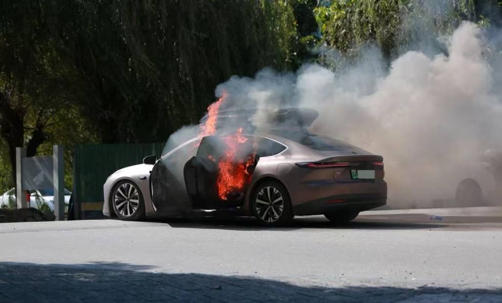 一辆蔚来牌轿车在大理一景区外起火<strong></p>
<p>手机炒币</strong>，一家四口撤离及时无伤亡