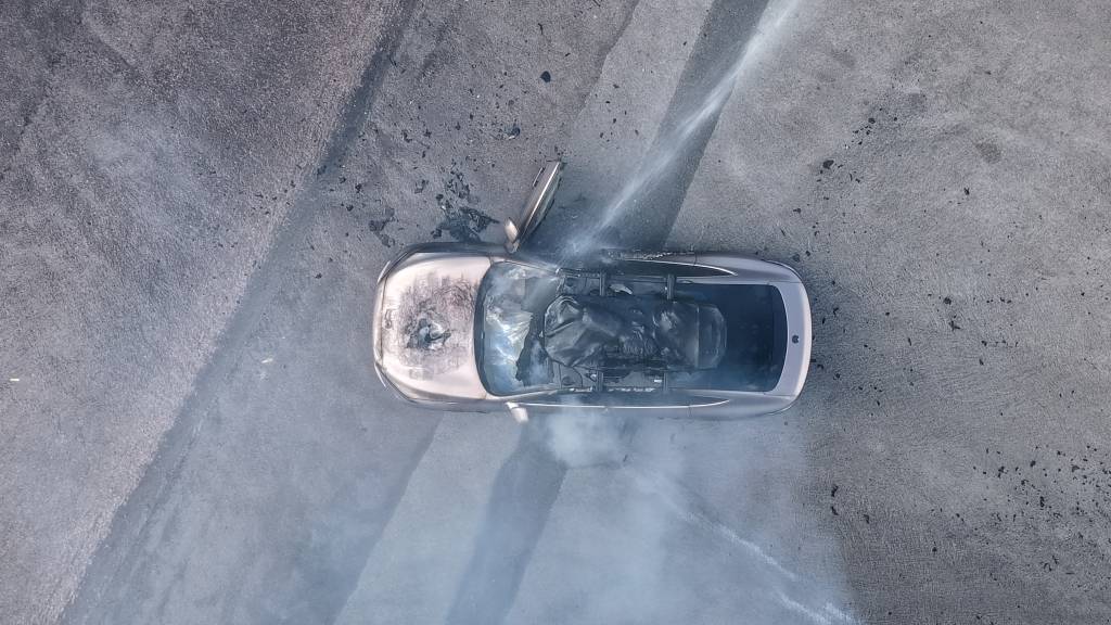 一辆蔚来牌轿车在大理一景区外起火<strong></p>
<p>手机炒币</strong>，一家四口撤离及时无伤亡